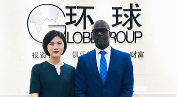 格林纳达移民局长与环球项目总监合影